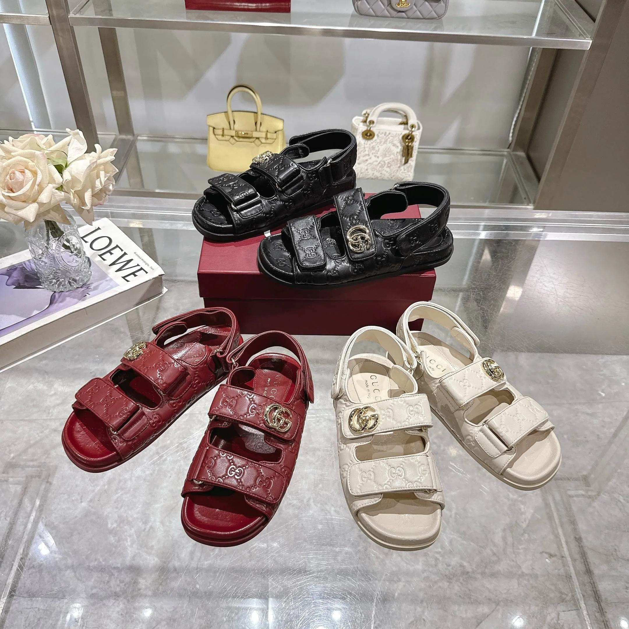 Wholesale direct sales 260👟👟 Gucci’s modern design aesthetic explores the path of unique craftsmanship, cleverly integrating the brand’s classic elements with its beloved brand identity. The sandal is embellished with the beloved Double G hardware, adding a touch of understated branding to the design, complementing the versatility of the Velcro straps. Women Light gold tone hardware Sheepskin lining Double G Rubber sole Velcro fastening Flat sole